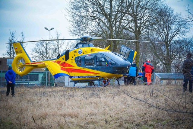 Uciekający przed policją 33-latek potknął się i doznał poważnego złamania nogi.