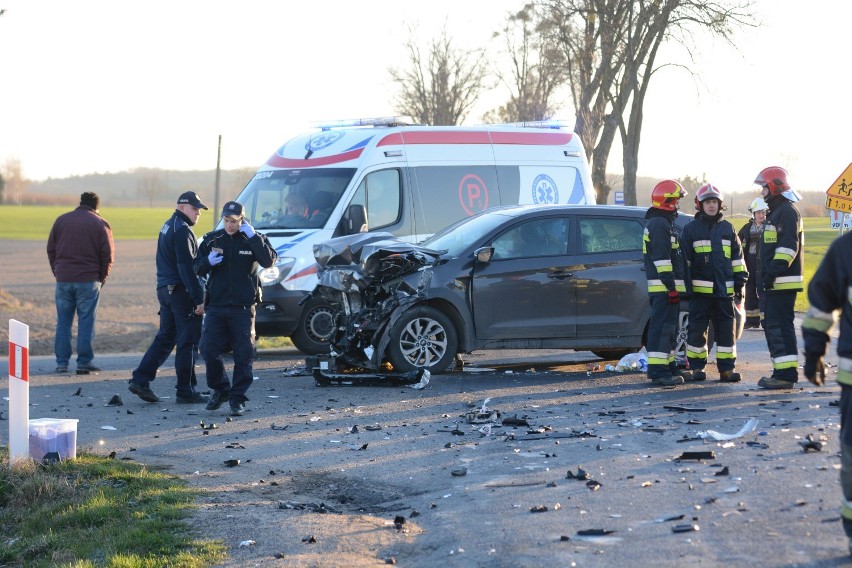 W Słupie samochód zderzył się ładowarką. Kobieta trafiła do szpitala [wideo, zdjęcia]