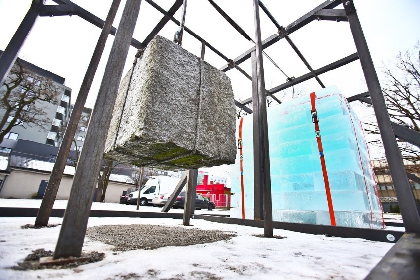 Dziwna konstrukcja na pl. Strzegomskim we Wrocławiu: granitowy blok wisi w powietrzu, obok stoi bryła lodu...