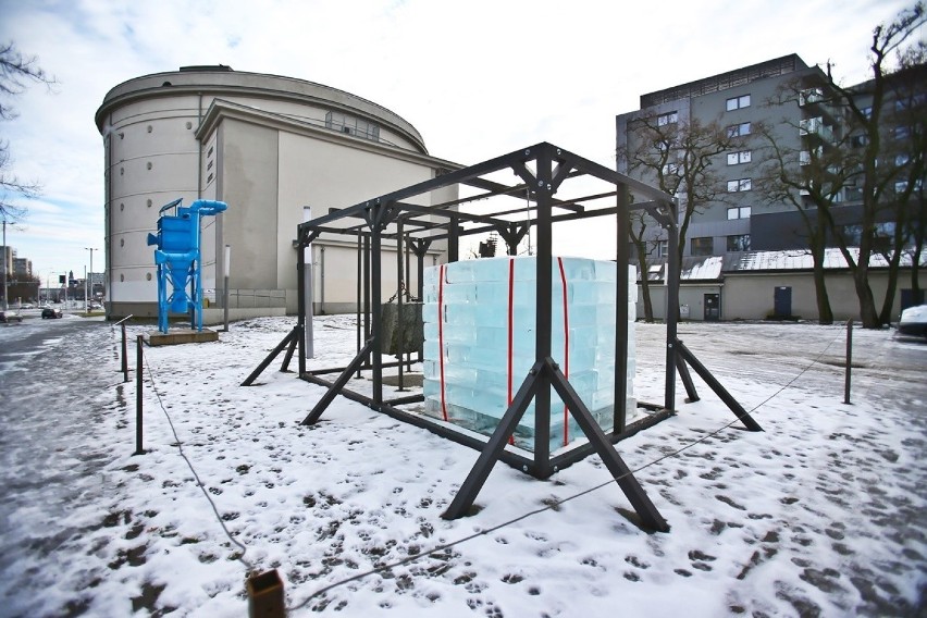 Dziwna konstrukcja na pl. Strzegomskim we Wrocławiu: granitowy blok wisi w powietrzu, obok stoi bryła lodu...