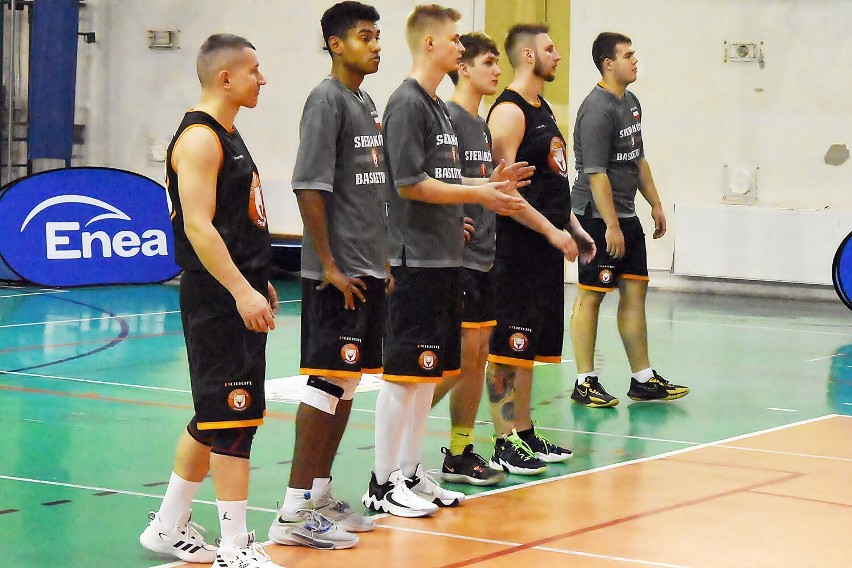 W meczu III ligi KS Basket Piła – Powiat Pilski uległ ekipie BC Biofarm Sieraków. Zobaczcie zdjęcia