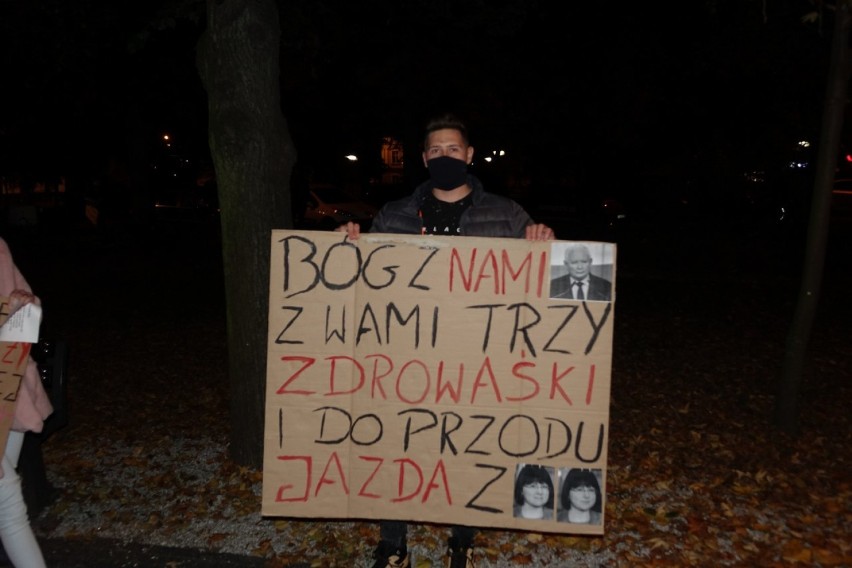 Gostyń. Protest kobiet w Gostyniu. "To jest wojna!" - w środę frekwencja na strajku była rekordowa [ZDJĘCIA]