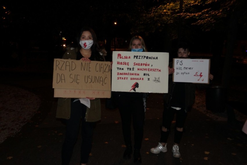 Gostyń. Protest kobiet w Gostyniu. "To jest wojna!" - w środę frekwencja na strajku była rekordowa [ZDJĘCIA]