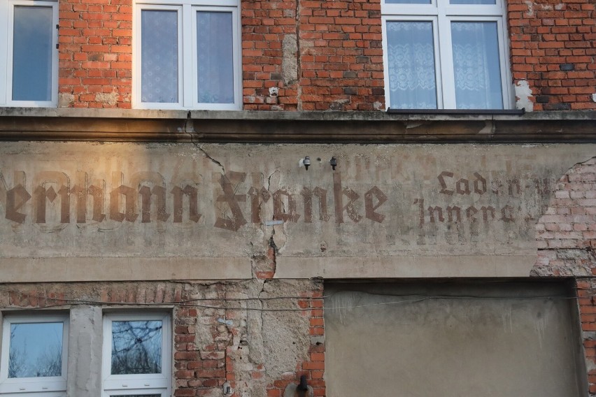 Ulica Kamienna - przebijają się napisy niemieckie i polskie. Tutaj znajdował się zakład stolarski Hermanna Franke