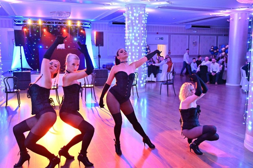 Zmysłowy pokaz burleski podczas imprezy andrzejowej w Bielsku-Białej