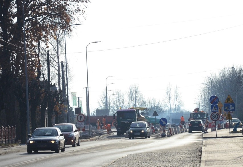 Bełchatów. Rondo na ulicy Wojska Polskiego prawie gotowe. Prace są już na finiszu [ZDJĘCIA, FILM]