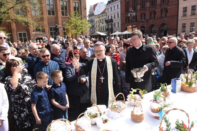 W Wielką Sobotę, jak co roku, na Rynku Staromiejskim odbyła się Święconka Miejska. O godzinie 12 bp Wiesław Śmigiel pobłogosławił pokarmy, które jutro trafią na wielkanocny stół. Zobaczcie zdjęcia!