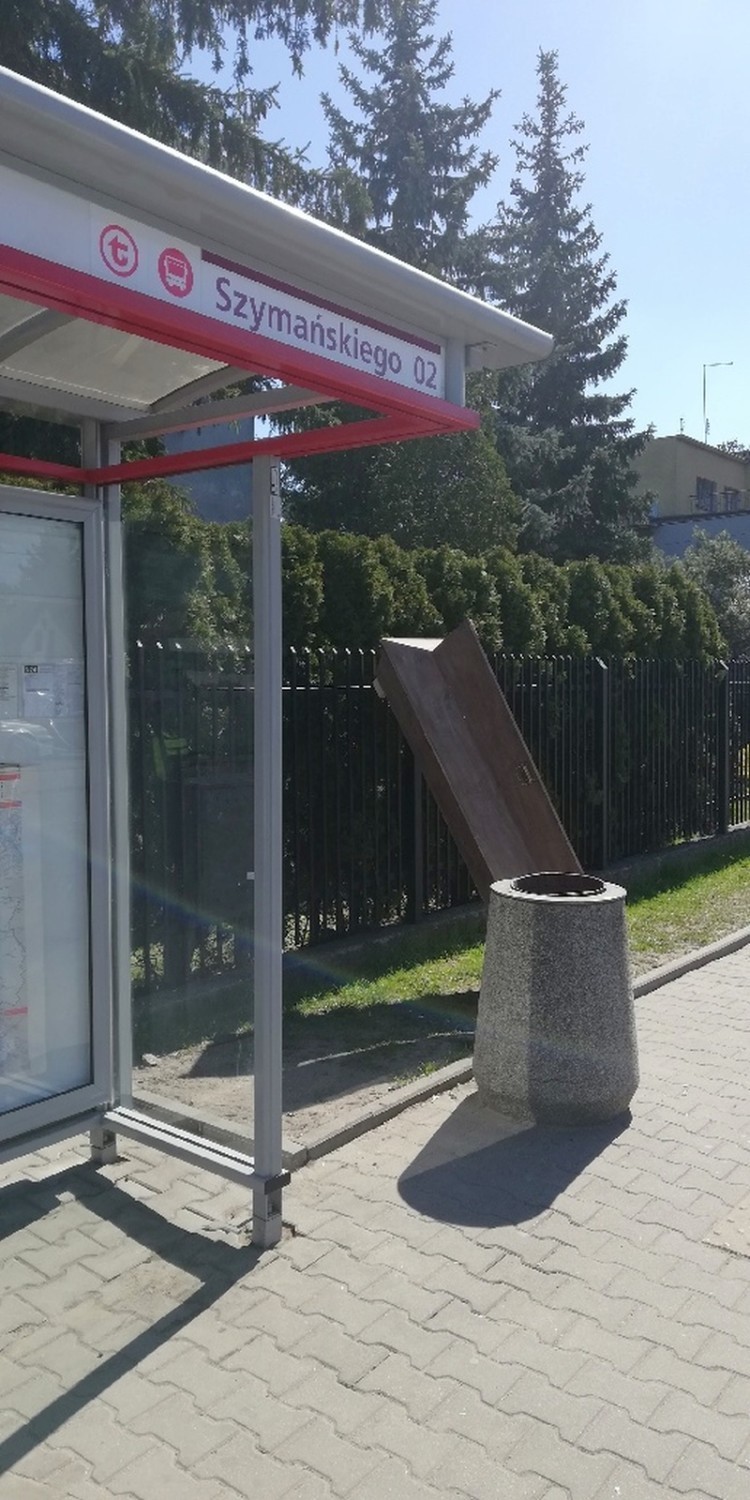 "Trumna" na przystanku autobusowym. Mieszkańcy Rembertowa zastali niecodzienny widok [ZDJĘCIA]
