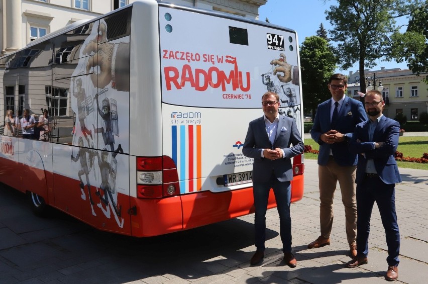 Autobus zaprezentowali (od lewej): prezydent Radomia...