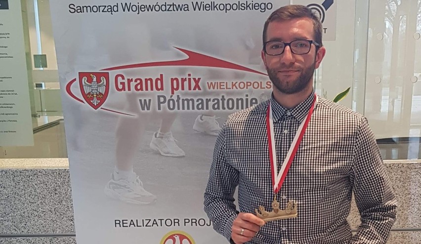 Reprezentant gminy Budzyń Paweł Gibas zdobył „brązową koronę” w półmaratonie