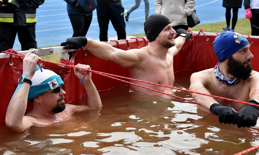 Wielka Orkiestra Świątecznej Pomocy w Pile. Zobaczcie na zdjęciach jak kąpały się Morsy na stadionie i co działo się w hali MOSiR-u