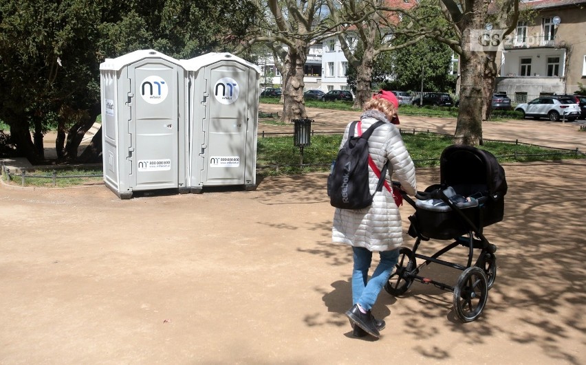 Przenośne toalety na Jasnych Błoniach zostaną zlikwidowane? Jest pomysł na toaletę publiczną