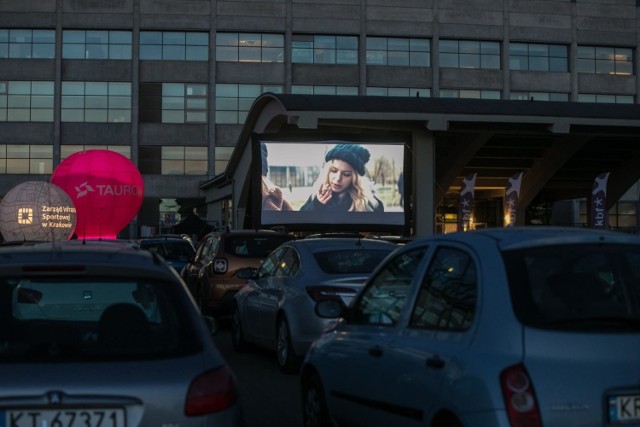 Filmy są emitowane na parkingu Stadionu Miejskiego im. H. Reymana w Krakowie.