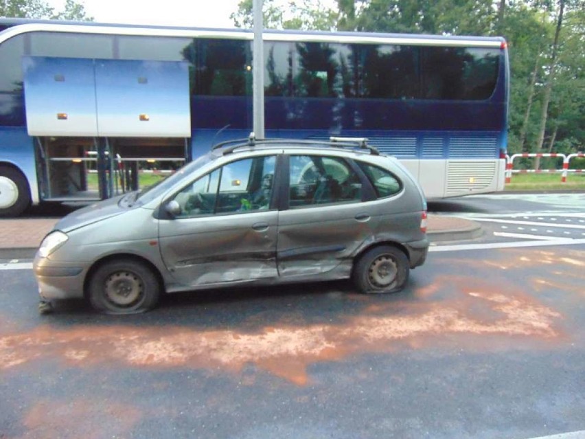 Zderzenie autokaru i dwóch samochodów osobowych na chodzieskiej obwodnicy