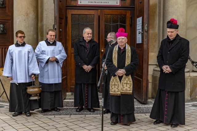 Arcybiskup Marek Jędraszewski w sobotę na Rynku Głównym święcił pokarmy