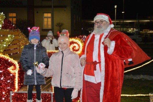 Przy choince i świątecznych iluminacjach w Skarżysku - Kamiennej na dzieci czekał Mikołaj.