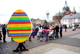 Kolorowy wielkanocny rynek w Czeladzi i żywe kurczaczki 