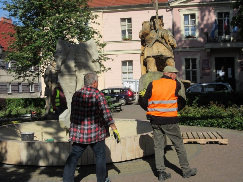 Z placu Wolności w Lipianach zabrano unikatowe drewniane rzeźby. Wiemy, co będzie z nimi dalej!