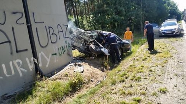 Ford rozbił się o filar wiaduktu kolejowego.