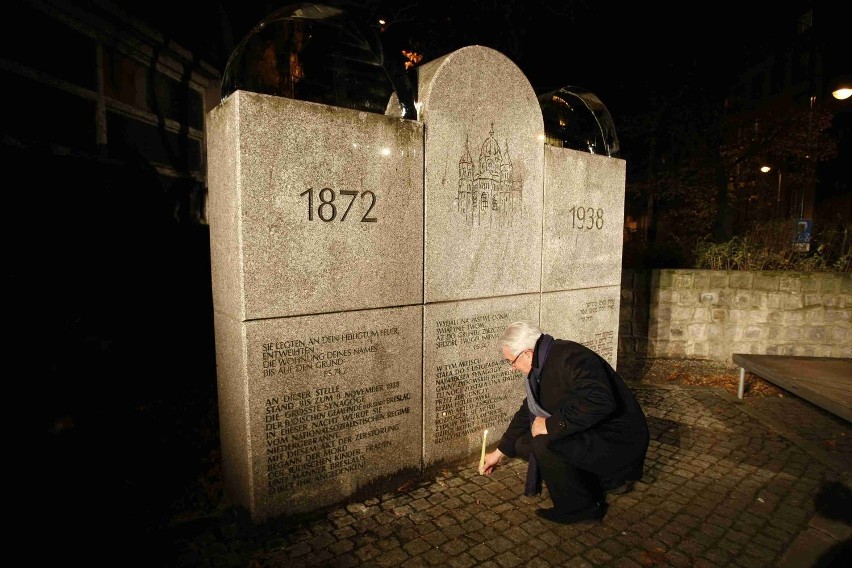 Wrocław: Lodowe macewy przed synagogą i marsz w rocznicę Nocy kryształowej (ZDJĘCIA)