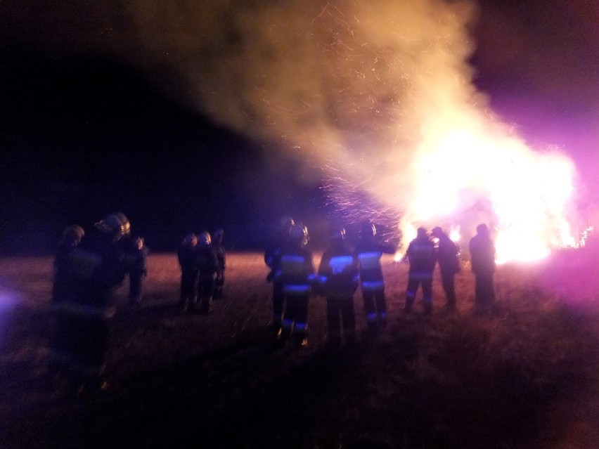 Pożar balotów słomy w Świerznicy (gmina Stegna). Czy to było podpalenie?