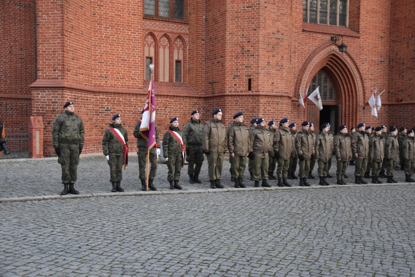 Uroczystości patriotyczne w Pelplinie. Pod odrestaurowanym pomnikiem Stefana Łaszewskiego wmurowano kapsułę czasu