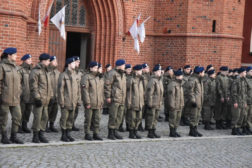 Uroczystości patriotyczne w Pelplinie. Pod odrestaurowanym pomnikiem Stefana Łaszewskiego wmurowano kapsułę czasu