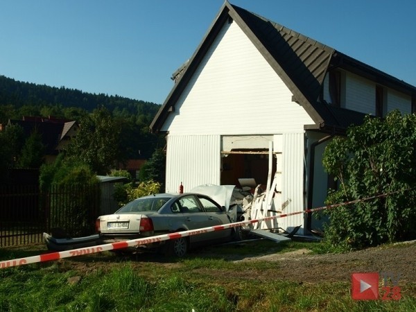 Wypadek Mszana Dolna: samochód wjechał w dom. Są ranni [ZDJĘCIA,VIDEO]