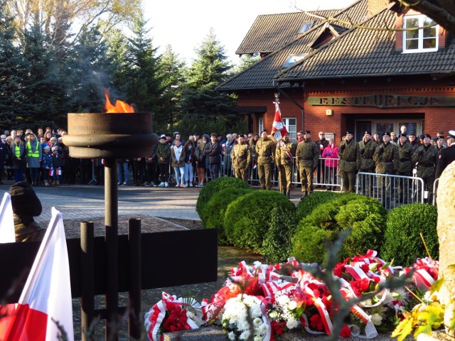 W poniedziałek, 11 listopada, przy Pomniku Polskiego Państwa Podziemnego i Armii Krajowej (ul. Armii Krajowej w Przewłoce) odbył się Apel Pamięci z udziałem kompanii honorowej Garnizonu Ustka. Po złożeniu wiązanek kwiatów, prowadzeni przez Ustecką Orkiestrę Dętą, wyruszyli z flagą narodową ulicami Grunwaldzką i Marynarki Polskiej do kina Delfin.Tam nastąpiła uroczysta premiera filmu "Nieugięty z Westerplatte - Franciszek Dąbrowski. Usteckie ślady bohatera", która jest finałem projektu Biblioteki Miejskiej.