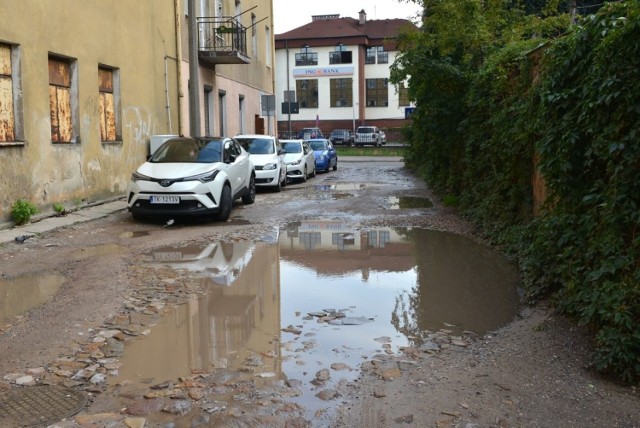 Kielce choć są nowoczesnym miastem i powszechnie chwalonym za ładny wygląd mają miejsca za które trzeba się wstydzić. Nawet w ścisłym centrum są ulice wyglądające jak w XIX wieku gdzie po deszczu brnie się po kostki w błocie. Na peryferiach takie ulice to już norma. Na zdjęciu ulica Cicha w samym centrum Kielc.

Na kolejnych slajdach nasz subiektywny ranking najgorszych ulic w Kielcach