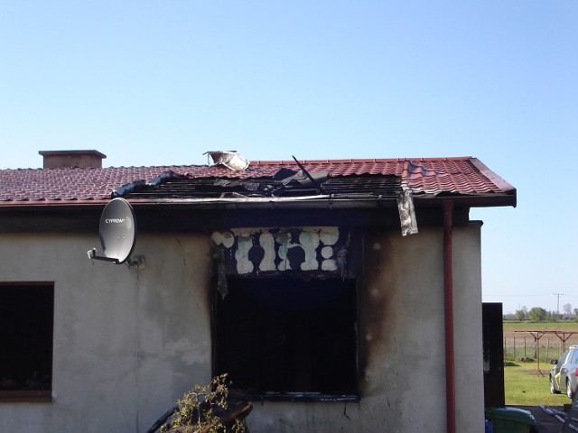 Do groźnego pożaru doszło w jednokondygnacyjnym domu wielorodzinnym w miejscowości Nowotna, w gminie Stegna. Obecnie okoliczności tej sprawy bada nowodworska policja.&#8233;