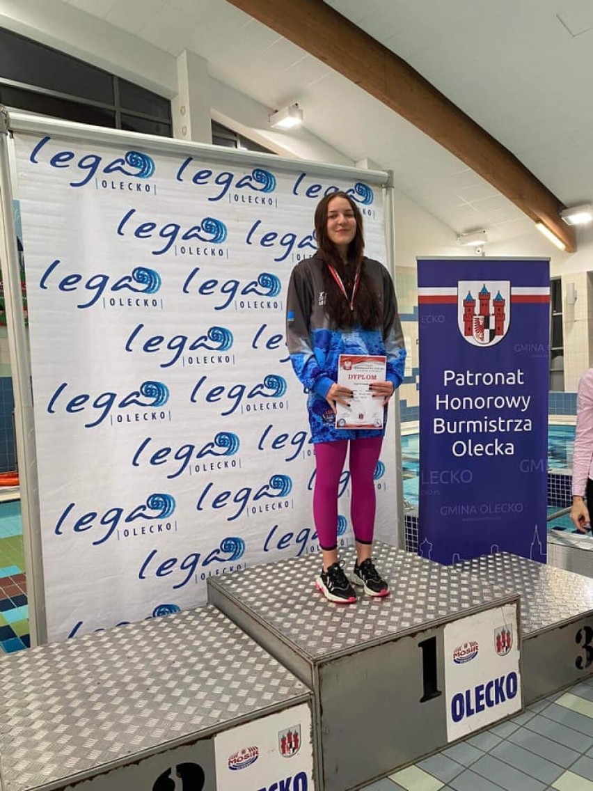 UKS Tri-Sea Mewa Władysławowo kosi medale na Zimowych Mistrzostwach Polski w pływaniu w płetwach. 28 medali dało im drugie miejsce | ZDJĘCIA