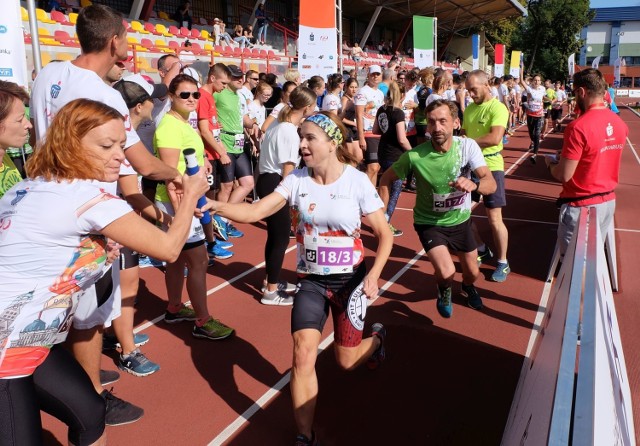 Na stadionie lekkoatletycznym "Zwierzyniec" odbyła się piąta edycja imprezy PKO Bieg Charytatywny. Zaangażowanie biegaczy zostanie przeliczone na cel charytatywny - wsparcie edukacji pozaszkolnej dzieci z placówek opiekuńczo-wychowawczych. Środki na szczytny cel przekaże Fundacja PKO Banku Polskiego. Oprócz biegu organizatorzy przygotowali rodzinny piknik z cateringiem i mnóstwem atrakcji dla dzieci