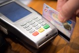Policja w Kaliszu: 24-latek ukradł koledze kartę bankomatową i płacił nią za zakupy