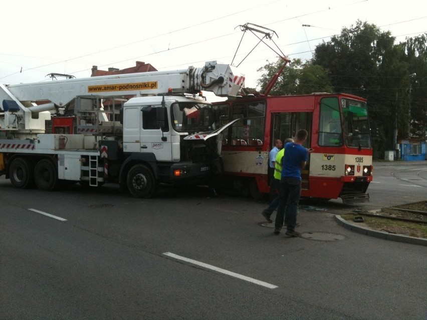 Wypadek tramwaju w Gdańsku. Ciężarówka wjechała w tramwaj [WIDEO]