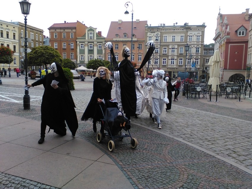 Rodzina Addamsów w Wałbrzychu wzbudzała niemałe...
