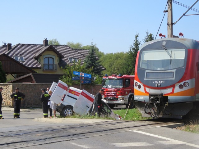 Pociąg osobowy zepchnął pocztowy samochód z torowiska