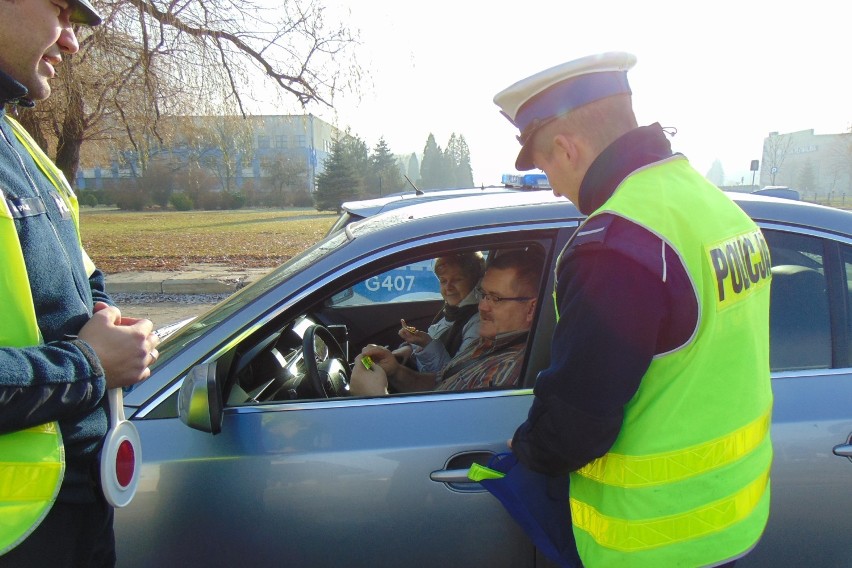 Oświęcim. Efekty działań „mikołajkowego” patrolu.  Za wzorową jazdę lizak i odblask, a za wykroczenie pouczenie i…  rózga