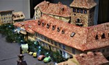 Oświęcimska starówka z gliny też jest w świątecznym wystroju. Specjalna ekspozycja projektu Osiedlowego Domu Kultury na Zasolu [ZDJĘCIA]
