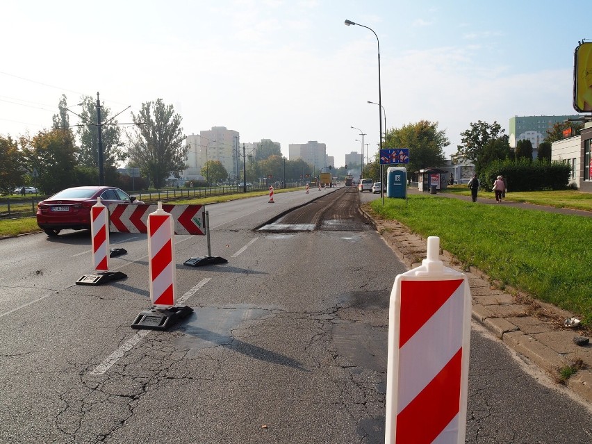 Frezują asfalt na Puszkina i rondzie Inwalidów. Mieszkańcy i kierowcy narzekają