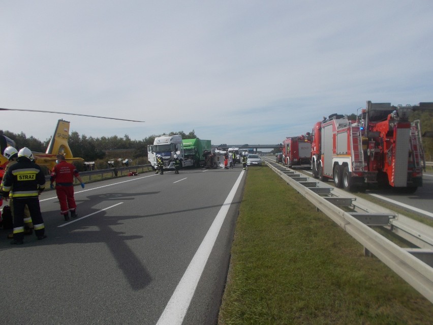 Karambol na autostradzie A2 w miejscowości Kowalewek, gmina Rzgów. Czterem osobom poszkodowane 