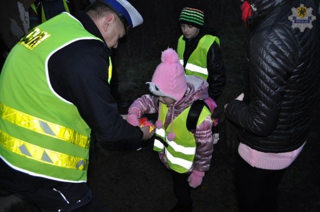 Starogard. Policjanci rozdawali odblaski \