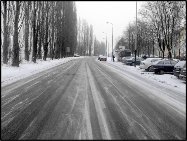 Ulica Kusocińskiego. Nasi drogowcy zaskoczeni po raz kolejny przez zimę.
Fot. Mariusz Reczulski