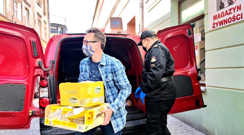 Strażacy z komendy PSP w Piotrkowie przekazali żywność dla...
