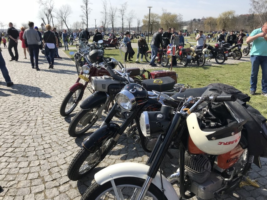 Prawie  3 tysiące jednośladów wzięło udział w niedzielnym...