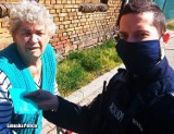 Kobieta nie wiedziała o konieczności zakrywania twarzy. Policjanci ze Świebodzina podarowali jej maseczkę