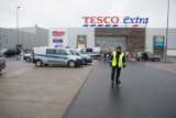 Ewakuacja Tesco w Lesznie. Powodem fałszywy alarm bombowy. Zziębnięci pracownicy chronili się w namiocie strażackim [ZDJĘCIA i FILM]