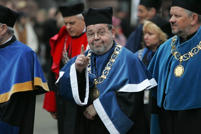 Prof. Aleksander Nalaskowski wyraził w felietonie, w ocenie biegłego sądowego z zakresu językoznawstwa, swoje prywatne zdanie