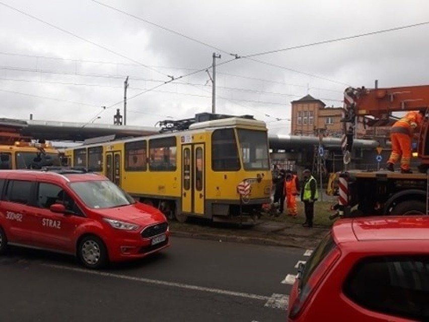 Na rondzie koło dworca PKP w Szczecinie wykoleił się tramwaj...