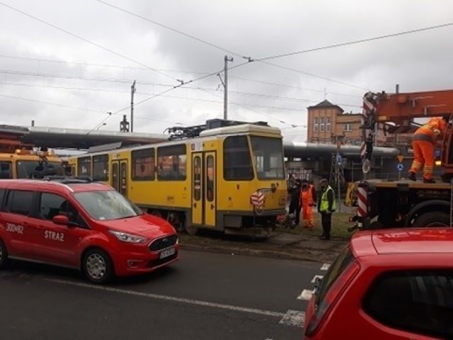 Na rondzie koło dworca PKP w Szczecinie wykoleił się tramwaj - 17.03.2021